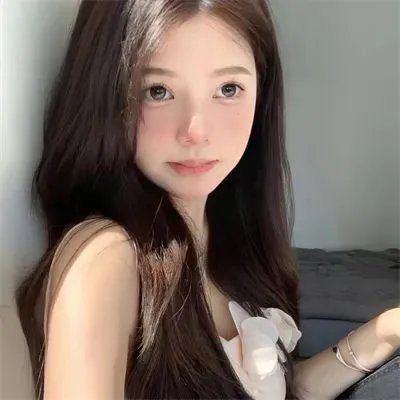 泳池里的男孩